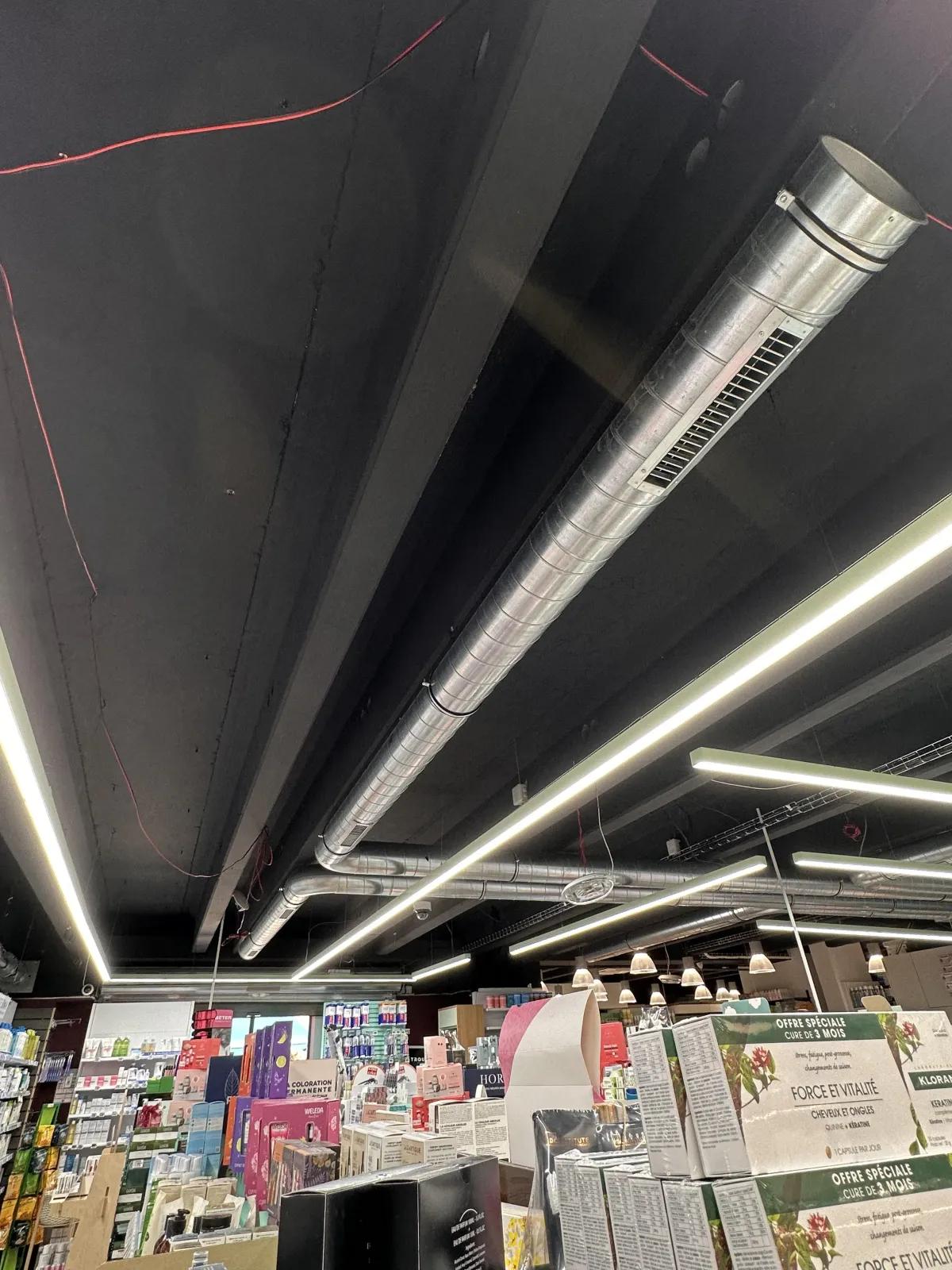 Installation d’un gainable apparent en pharmacie – Style industriel